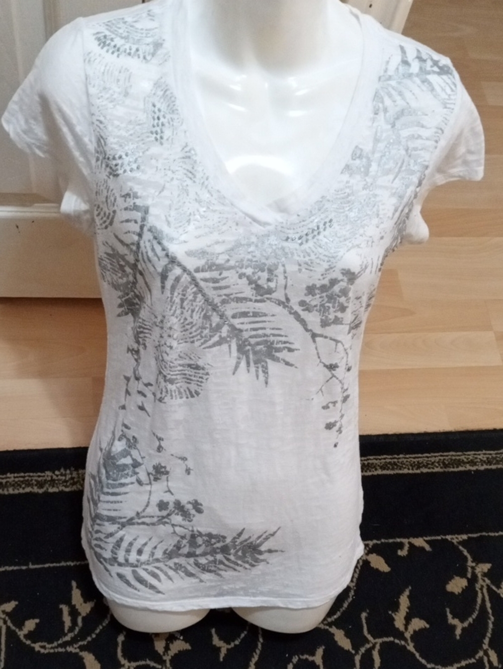 $2>>>>>>>George White V-Neck Tee with Gray Botanical Print